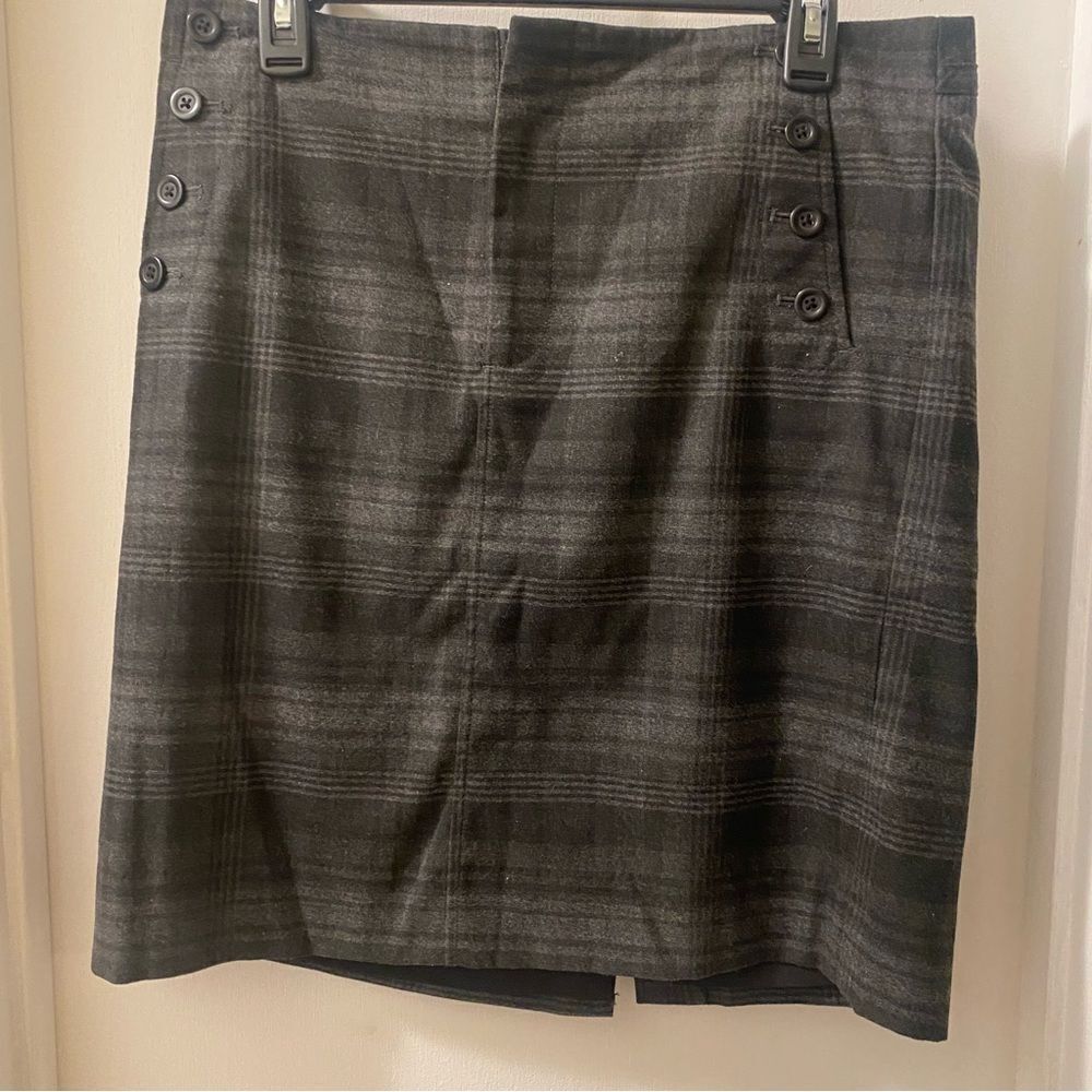 Black and grey mini skirt from gap size 10